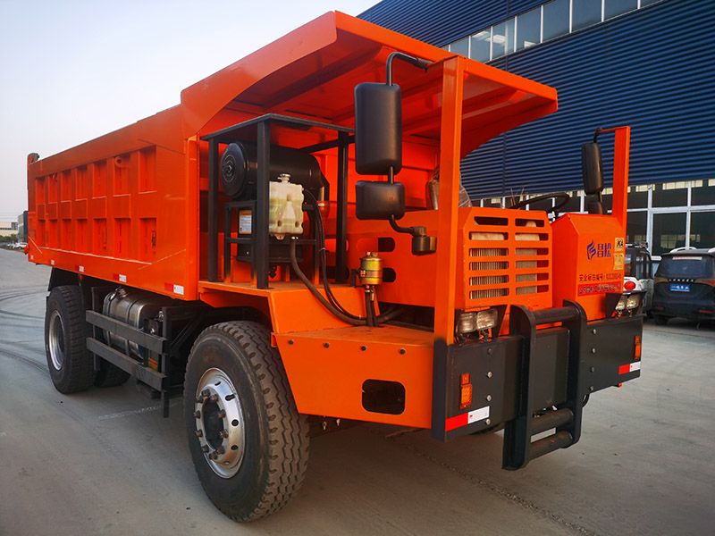 12噸四驅(qū)礦用運(yùn)輸車