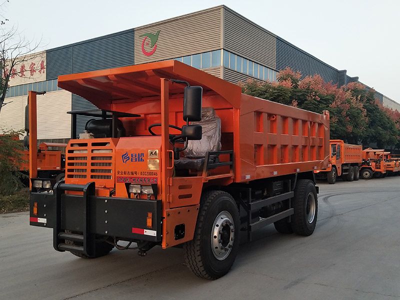 12噸四驅(qū)礦用運(yùn)輸車